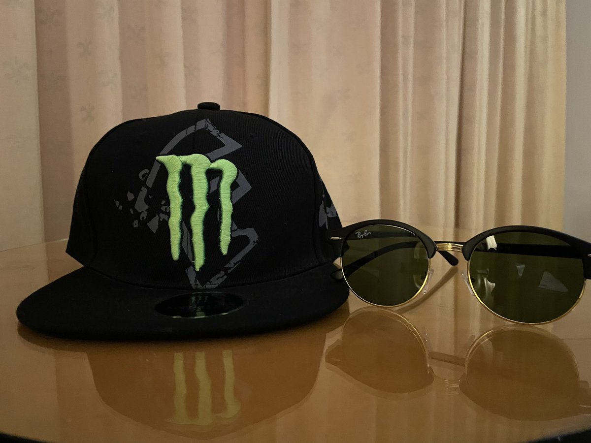 パッポンナイトマーケットでモンスターエナジーのキャップとレイバンクラブマスターのコピーサングラス購入。
キャップが850バーツ→300バーツ、サングラスが2000バーツ→400バーツ、もう少し値切れるのかな？
それにしてもサングラスの最初の提示額舐めてる、S級コピー品だからとか言っていたけど。