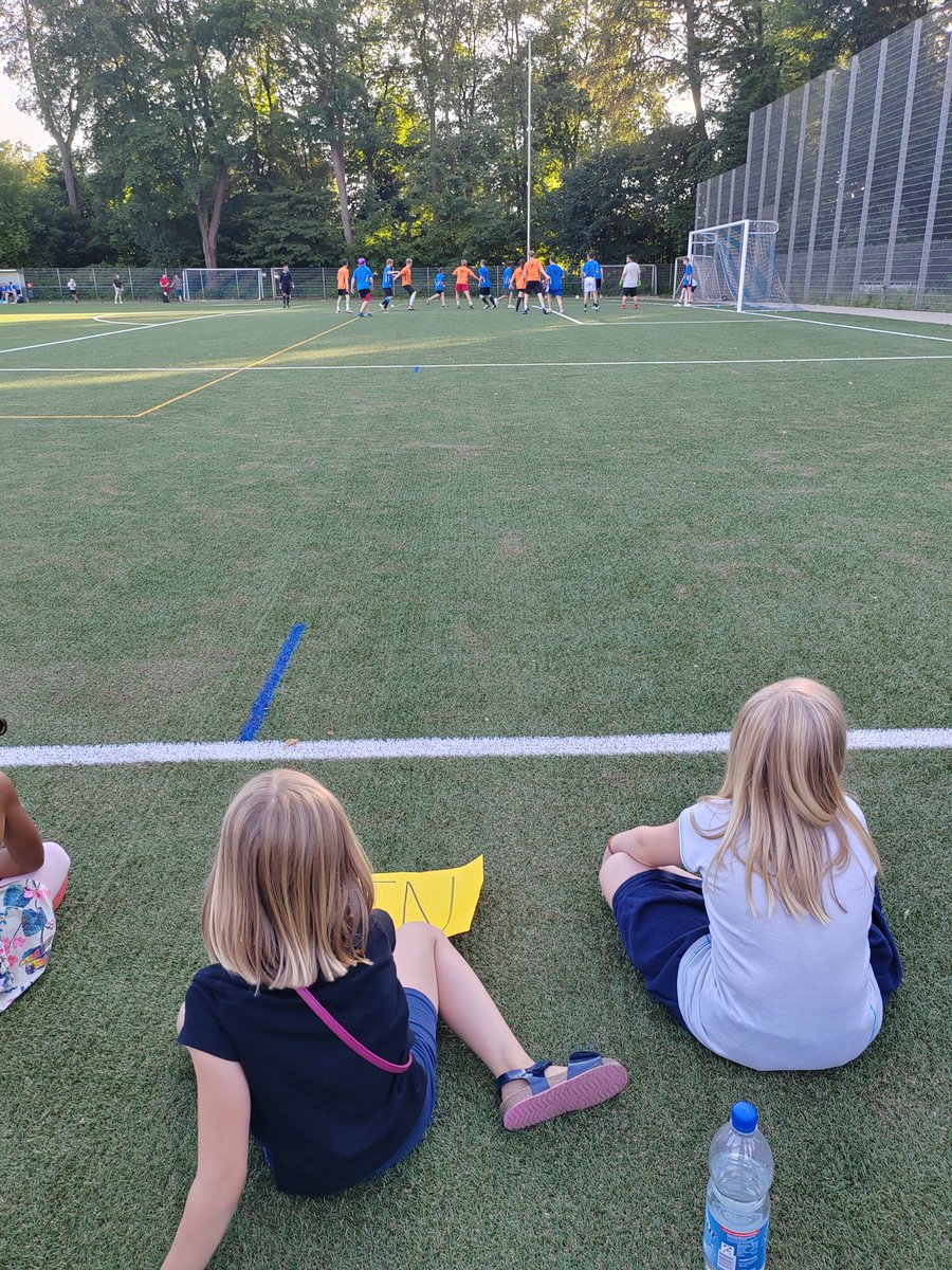 Schon wieder Fußball.
Diesmal Gruppenleiter der Kinderfreizeit gegeneinander.

Ich sag mal so:
Viel zu viel Leistung und viel zu wenig Hass für den #hasscup.