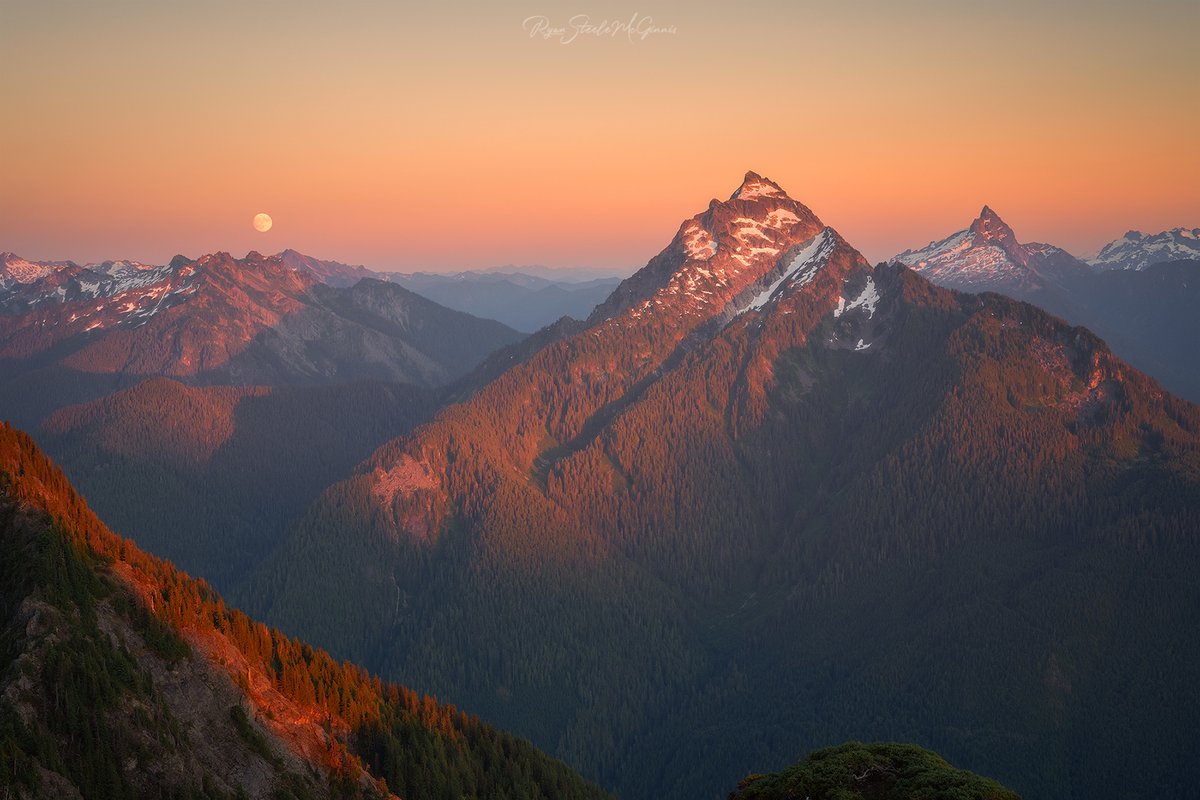 An unforgettable sunset + moonrise in the North Cascades this weekend.