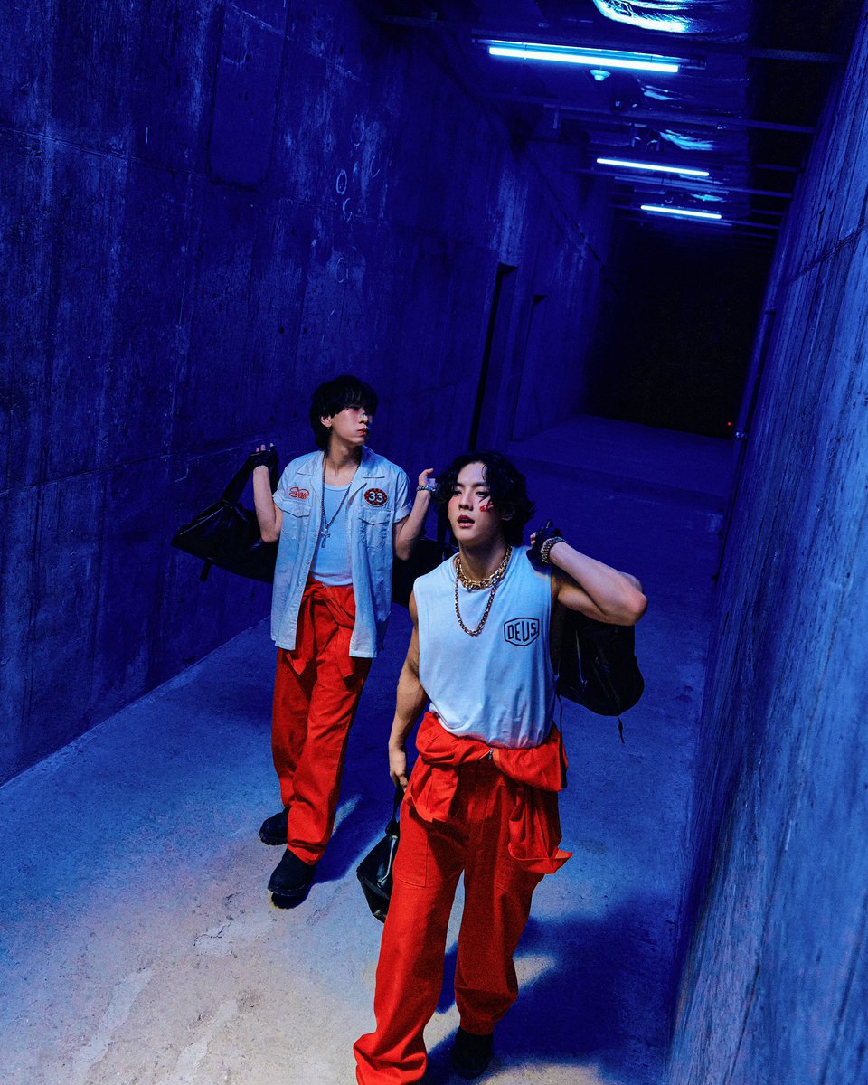 푸하핳 이 두 소년이 서른다섯이래 푸흐흡 삼십대 중반이란다 푸하하하핳핰 말이 되는 소릴 해라 어떻게 저 얼굴이 삼십대 푸하핰크캌 중반이야 푸흡 깔깔깔낄낄껄껄켁캑캑