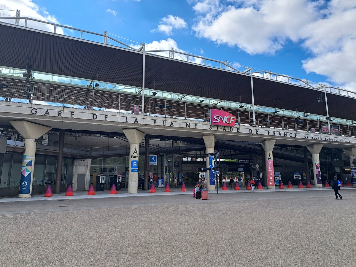 Tous les soirs dans le 18/20 spécial #JO de <a href="/franceinter/">France Inter</a>, je donne la parole à celles et ceux qui vont vivre et faire vivre ces Jeux en Seine-Saint-Denis.  Premier arrêt ce lundi à Saint-Denis avec les équipes du RER B et les premiers touristes voyageurs  #Paris2024