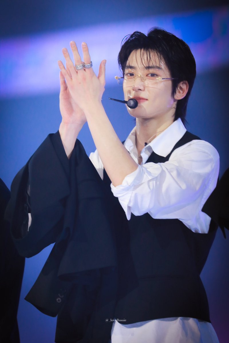 peach2142's tweet photo. 재맠 이거.. 완전 정이사님이랑 연하 애인 같잔어
애인 있냐는 직원들 물음에 그냥 씩 웃고 넘어가고 마는 사람이..
핸드폰 안에는 저런 말랑 콩떡같은 대딩 애인 사진이 가득일 거 같다고..
친구들한테 도둑놈<소리 들으면 반박 대신에 고개나 끄덕이다
연하애인한테 나 도둑놈이라던데<할 거 같다고 https://t.co/bR0WaW4kdT