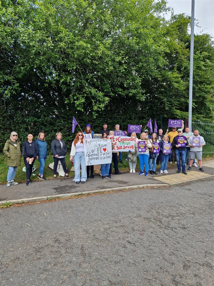 Scotland’s college lecturers have voted in favour of industrial action on pay, as the long-running national dispute continues. #EISNews #FightingforFE 

eis.org.uk/latest-news/fe…