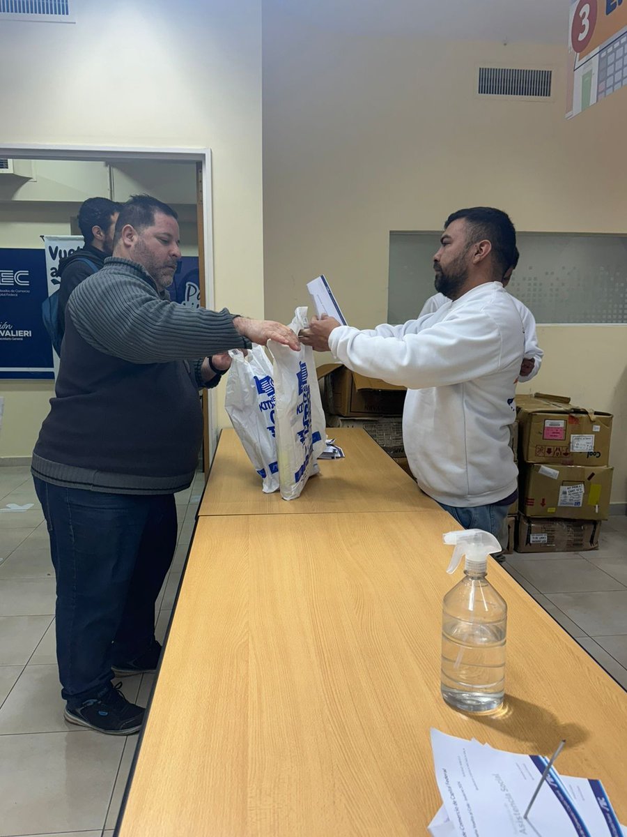 Los/as afiliados/as que realizaron su solicitud online ya están retirando el beneficio en📍 Chacabuco 170. Recordá que la entrega de útiles es únicamente con TURNO PREVIO. 

Si aún no generaste tu solicitud ingresá en beneficios.sec.org.ar/VueltaAlCole. 

¡Te esperamos!