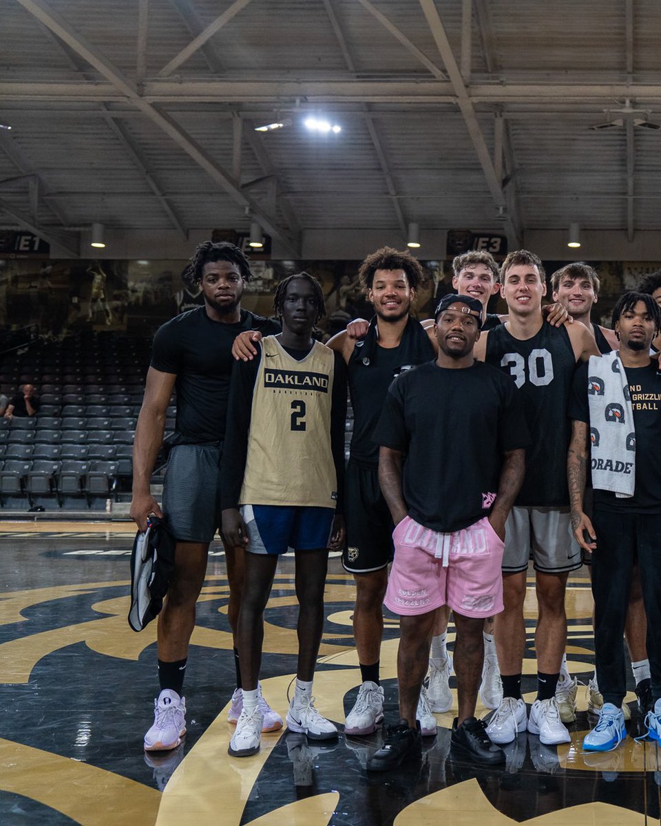 OaklandMBB's tweet image. Oakland Royalty 👑 in the building.

Thank you @2kayzero for stopping by.