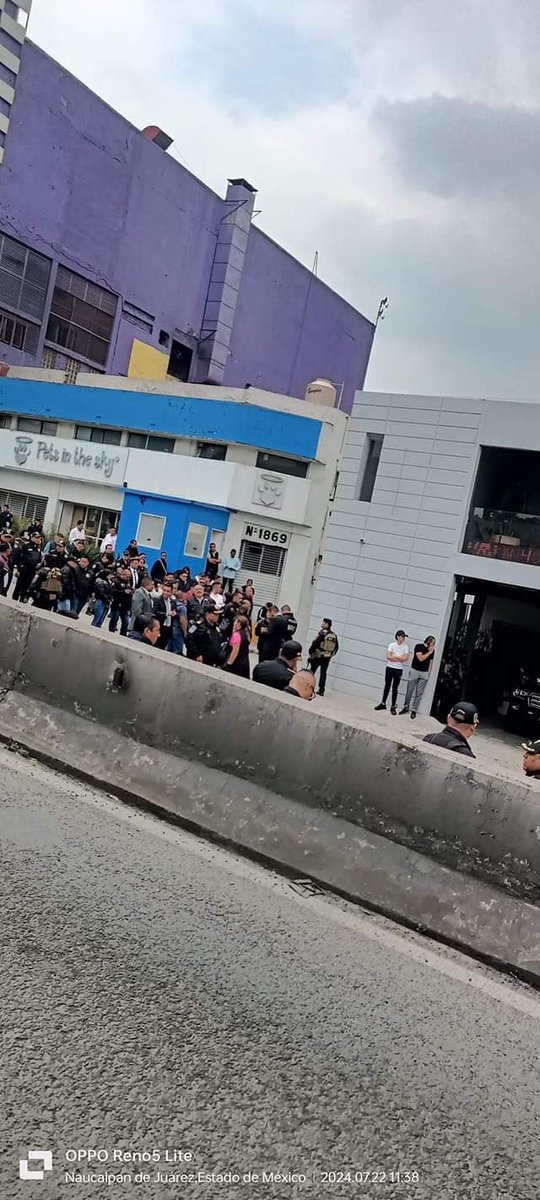 #CERRADA LA #LATERAL DE #PERIFÉRICO DIRECCIÓN NORTE, A LA ALTURA  DE #IHOP #SATELITE PRESENCIA DE FUERTE DISPOSITIVO DE SEGURIDAD. #Traviesoeh!!!