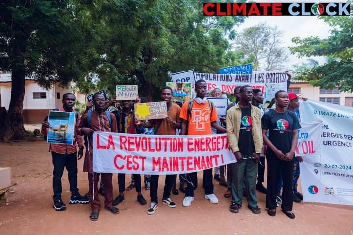 assah_grace's tweet photo. Climate Emergency Day

Chaque temps dans l'inaction coûte la vie à un être vivant dans le monde.

C'est le moment d'agir, agir pour notre survie.

Act in time ✊

Before it's too late !

#ActInTime #ClimateClock #ClimateEmergencyDay #4Years @BeninClimClock @theclimateclock https://t.co/kxMnoOyBFM