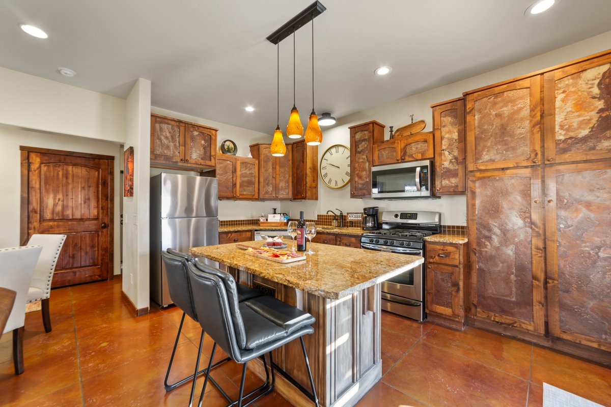 utah_moab's tweet photo. 🌵 Experience luxury and comfort at Red Rock Oasis! Perfect for up to 6 guests. Book now: https://t.co/TXLSZx4RXk #LuxuryStay #RedRockOasis #DiscoverMoab https://t.co/Fo9QkVUO6F