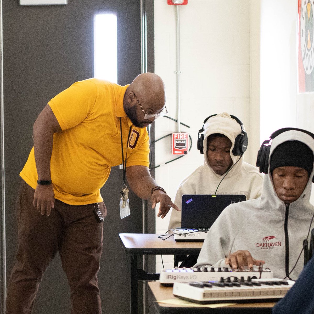 savethemusicfdn's tweet photo. Big love to @MMusInitiative! 🎶✨ Together, we've supported 2 schools in @MSCSK12Shelby, offering hands-on mentorship to our J Dilla Music Tech teachers. Check out our visit to @OakhavenHawks with Mr. Jones, who’s been rocking his lessons thanks to MMI’s coaching! #MemphisMusic https://t.co/ODvfpD5hpY