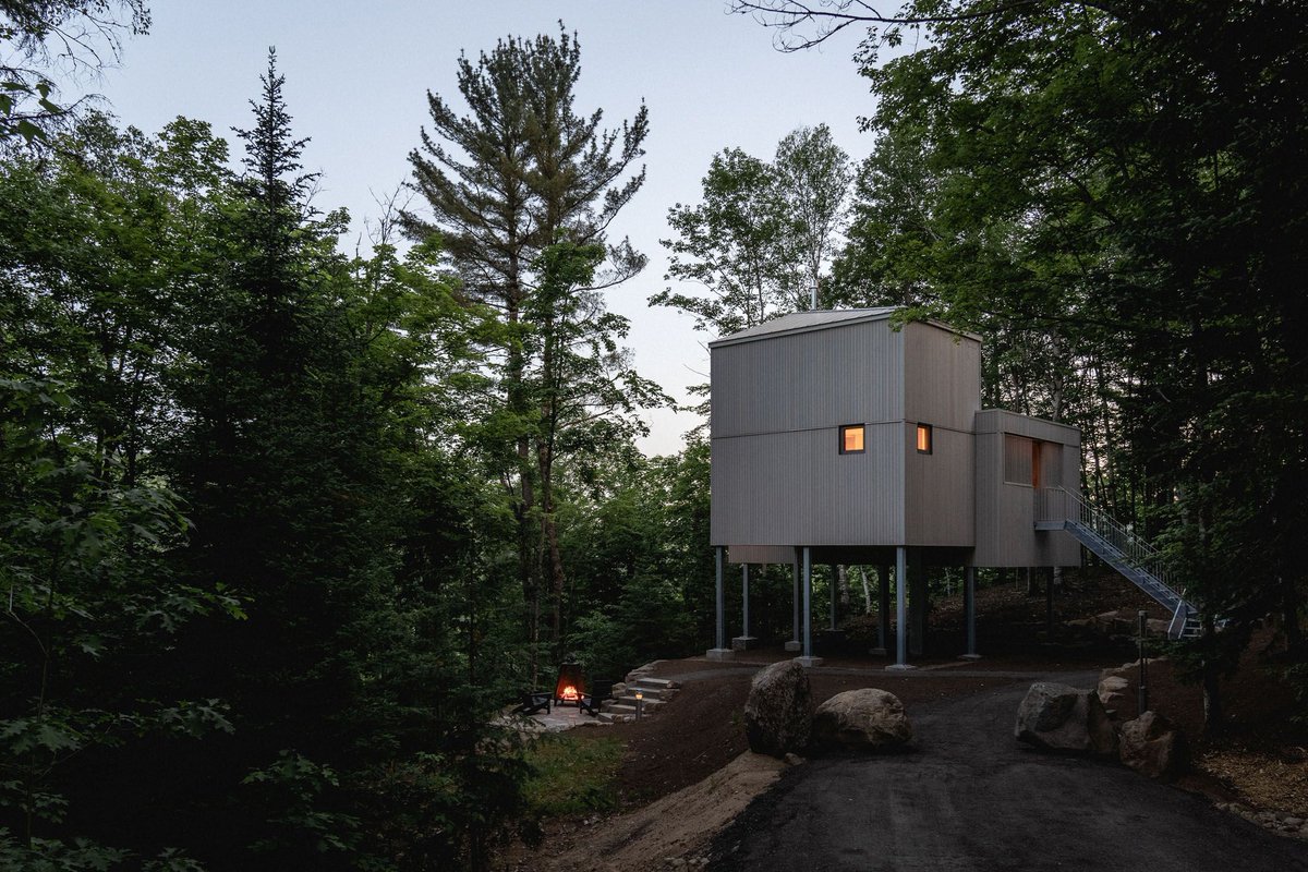 Archello's tweet photo. La Cime by @_naturehumaine is a pine wood-clad micro-chalet in Sainte-Béatrix, Lanaudière, designed for sensory immersion in nature. 
https://t.co/2cCxE2pqXq

#EcoArchitecture #SustainableDesign #MicroChalet https://t.co/w4nsgOzYrS