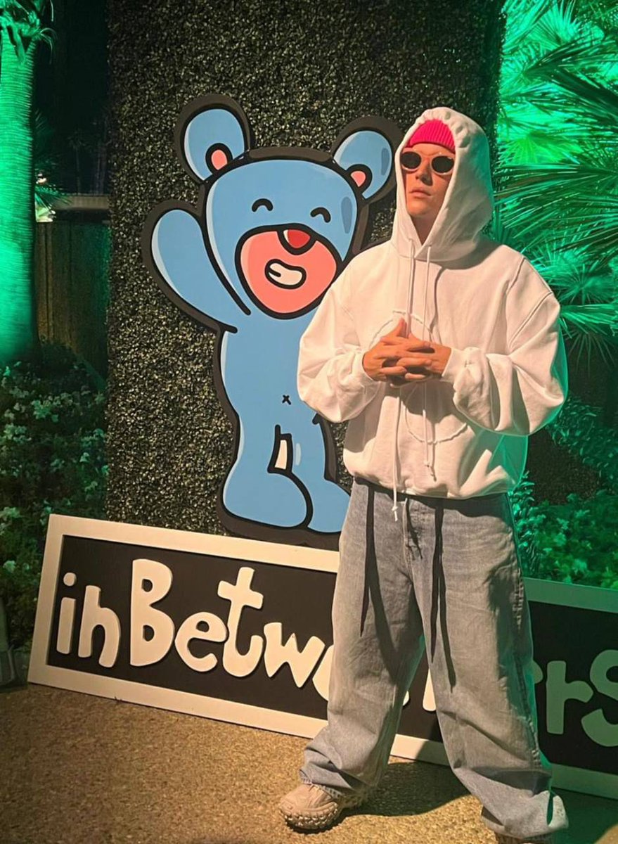 SrPeters's tweet image. I aped immediately into @inBetweenersNFT after seeing the cook 

looks like the community of J Bieber just dropped a token: $BLUE 

CA: CWQVqTKuH1iU8zSfFfvaUXaVzLzqU1E8GYU5d6EcGBNe

and just like that, I’ll giveaway $3k on tokens tonight to those who repost, like &amp;amp; drop addys 👇