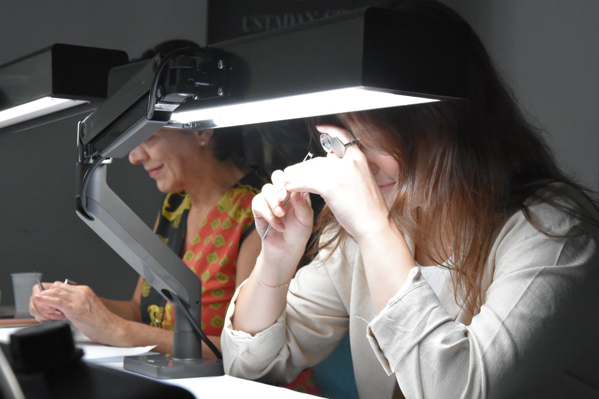 📌 #Üsküp Yunus Emre Enstitüsü tarafından düzenlenen 💎 "Ustadan Çırağa - Anadolu Taş İşlemeciliği ve  💍 Mücevher Üretimi Mesleki Eğitimi” kursumuza dördüncü grubumuzla yeni haftaya başladık. Kursiyerlerimize başarılar dileriz. <a href="/yeeorgtr/">Yunus Emre Enstitüsü</a> <a href="/yeeuskup/">Yunus Emre Enstitüsü - Kuzey Makedonya</a>