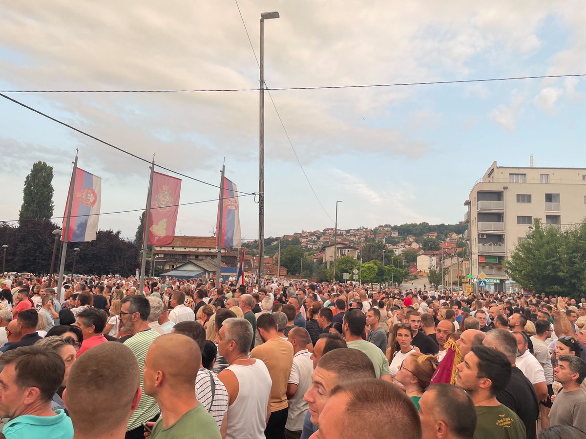 zdravstav's tweet photo. Valjevo je ustalo! Loznice čuješ li nas? Niste sami, vratićemo ih do Australije ništa ne brinite https://t.co/r5Vmh5EIwJ