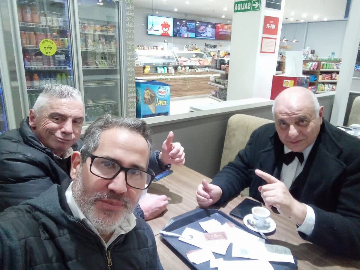 robicobe's tweet image. CAFÉ INFALTABLE.
Terminado el evento de Sergio Bara en Complejo El Puente de Marcos Paz y ser muy bien atendidos tras la finalización del mismo junto a Fabián Jose Rodriguez y Rodolfo Hugo Arce paramos en un café y analizamos la sensacional velada. Gracias NorSport.