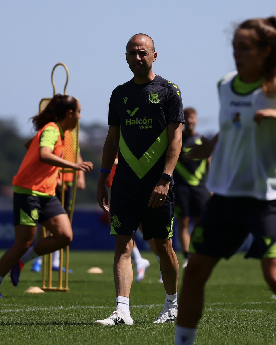 jlsanchezvera's tweet image. Temporada 24/25 🔵⚪️

Ahora sí, comenzamos una temporada más ilusionad@s con un nuevo proyecto. Una nueva oportunidad para crecer, aprender, soñar, imaginar y disfrutar de lo que tanto nos gusta ⚽️.

 Cuidemos lo que podemos hacer hoy.

#beplayer #newbalance #futfem #sanchezvera