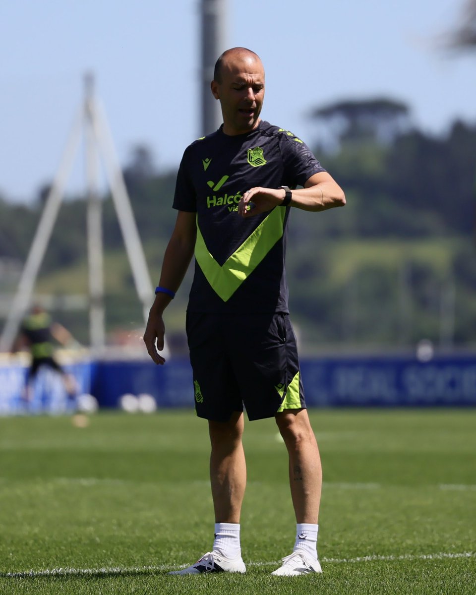 jlsanchezvera's tweet image. Temporada 24/25 🔵⚪️

Ahora sí, comenzamos una temporada más ilusionad@s con un nuevo proyecto. Una nueva oportunidad para crecer, aprender, soñar, imaginar y disfrutar de lo que tanto nos gusta ⚽️.

 Cuidemos lo que podemos hacer hoy.

#beplayer #newbalance #futfem #sanchezvera