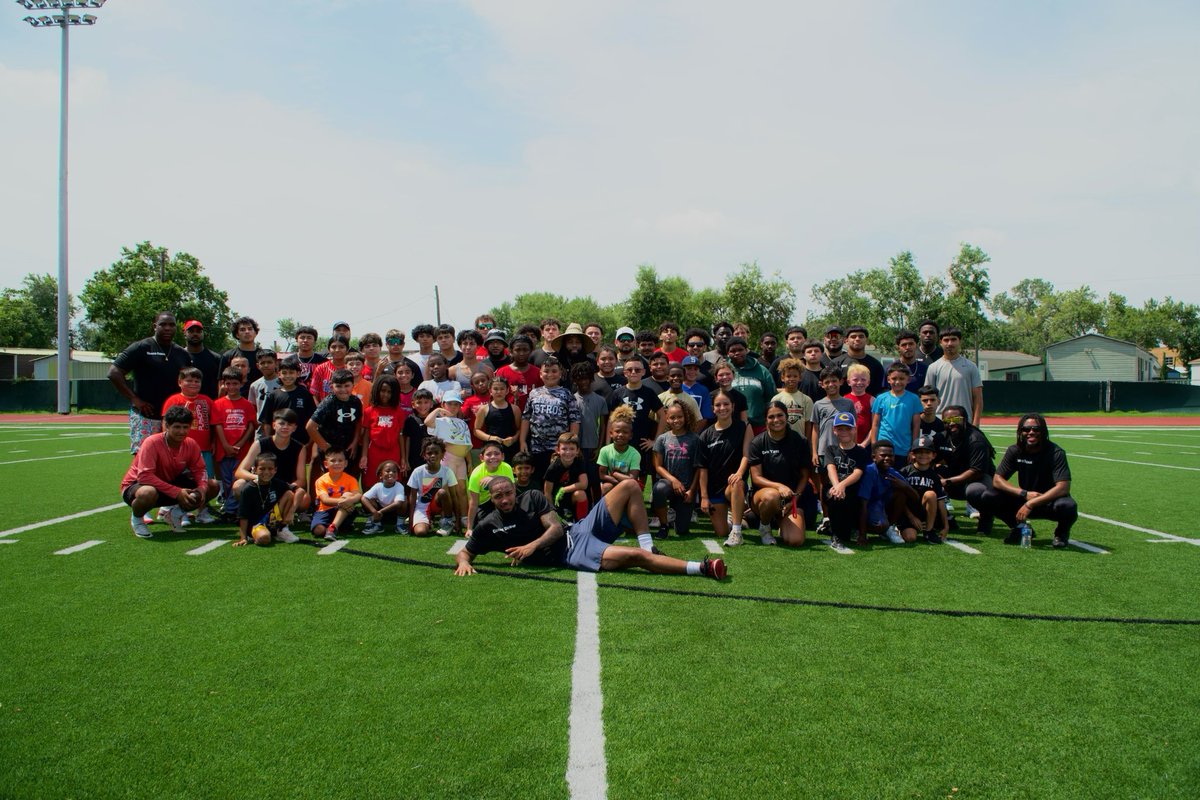 ExplosiveHTX's tweet photo. This past Saturday was truly a blessing to have my 4th annual Back 2 School camp. It’s always great feeling giving back to my community. I’m glad some of my athletes were able to experience it https://t.co/o9AWxGXms2