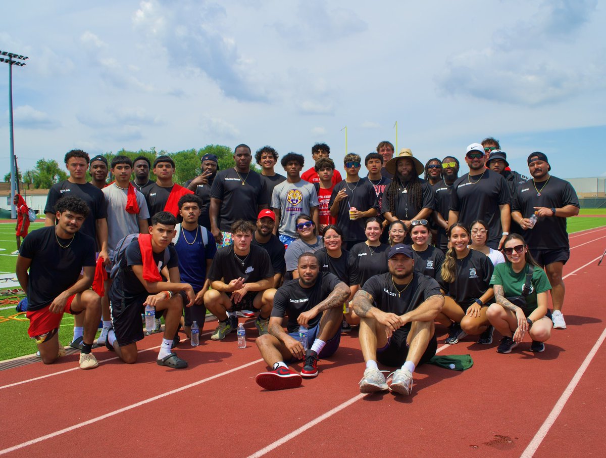 ExplosiveHTX's tweet photo. This past Saturday was truly a blessing to have my 4th annual Back 2 School camp. It’s always great feeling giving back to my community. I’m glad some of my athletes were able to experience it https://t.co/o9AWxGXms2