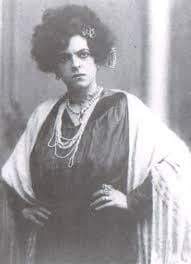 pierpi13's tweet photo. Tina Pica 26nne a teatro  nei panni di ASSUNTA  SPINA; dramma di Salvatore Di Giacomo. Fu scelta per la sua inclinazione di attrice totale e non solo comica (figlia d'arte, nasce cantante) eppure per la sua avvenenza fisica, così cade anche la favola che era stata sempre brutta (vedi foto). Attrice eclettica, di buon cuore, di ottima compagnia.