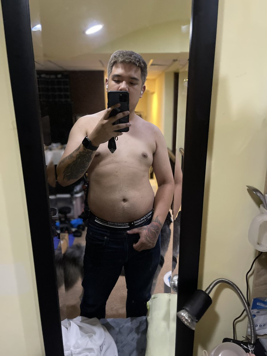 背面看起來很瘦，結果正面長這樣

到底要怎麼練壯我就問😡
都練到背去了