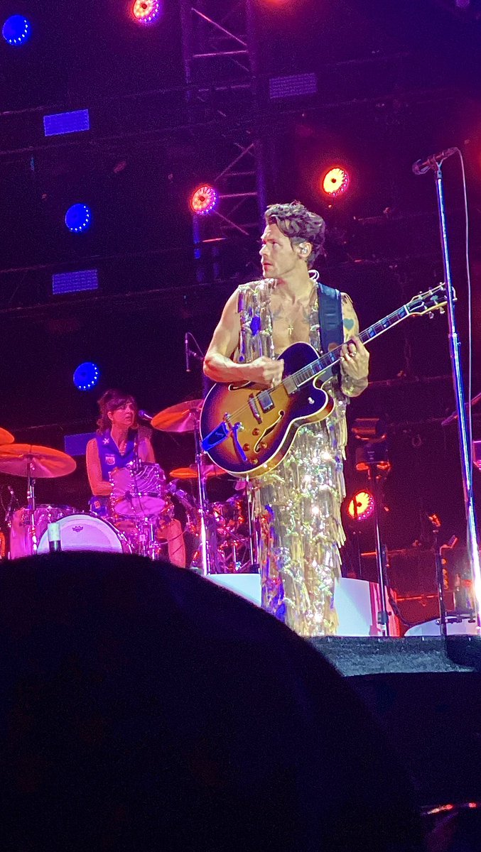 hunterclove's tweet photo. Ancora ferma qui dopo un anno, che serata magica #LoveOnTourReggioEmilia https://t.co/ZpL1SATIWh
