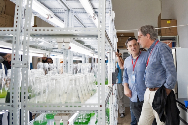 UWinResearch's tweet photo. 🧪@McKayGLIER and other scientists from @UWindsor's Great Lakes Institute for Environmental Research gathered in Kunming, China to address harmful algal blooms in freshwaters around the globe. Read more here: https://t.co/fMGBYs2W1U
#UWindsor #Windsor #YQG #GreatLakes #water https://t.co/FGduFYMpoj