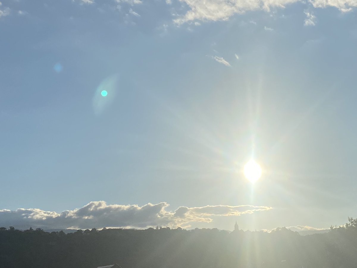 Madame_Poppins's tweet photo. #MonBalcon à l’instant : deux univers différents.
Comment est le tien en ce moment ? Moral ✅, ❌ ou comme la météo, changeant ? https://t.co/wXgsBCtBwg