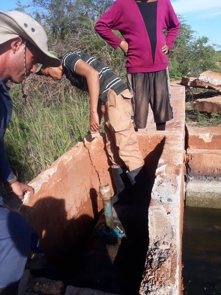 La Brigada de Mantenimiento Aguas Cayo Cruz, reparando los daños causados a una ventosa próxima a Lombillo , la indisciplina social no solo afecta la economía , entorpece el quehacer del acueducto.