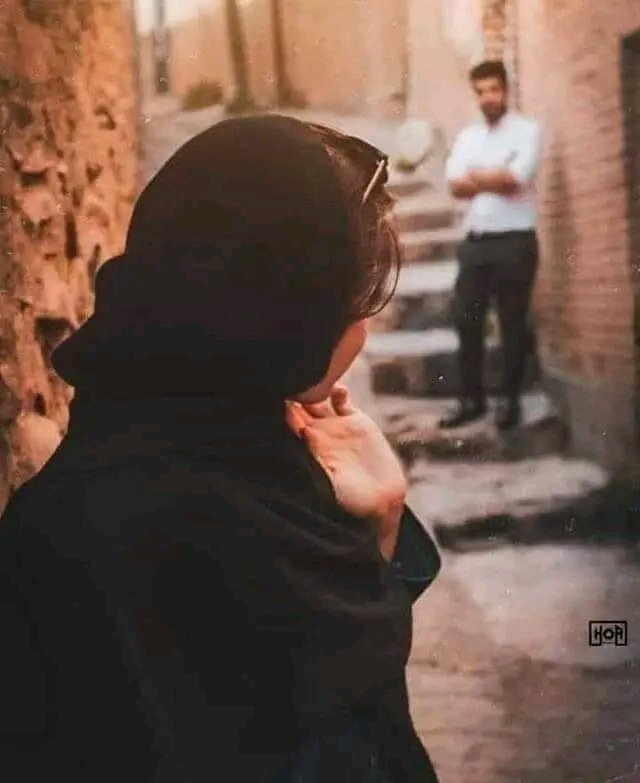 ساعات  أحسك  بين  الاضلاع موجود 
وساعات   ادور    داخلــــي   مالقيتك 

وانــت   الـذي في خافقي  مالك حدود 
يابعـــد عمري   بكــل  عمري فديتك