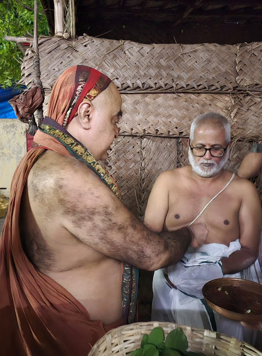 Gopalee67's tweet photo. Received Vyasaakshatai from Jagadguru Sankaracharya Swamigal this evening at Sankaramatham.Tiruvanaikkoil. Punafpujai was performed to vyasaadi maharshis etc this afternoon by Acharya Swamigal&amp; prasadam were distributed to all assembled over there. This branch is very old one.🙏 https://t.co/uioOSkUL5H