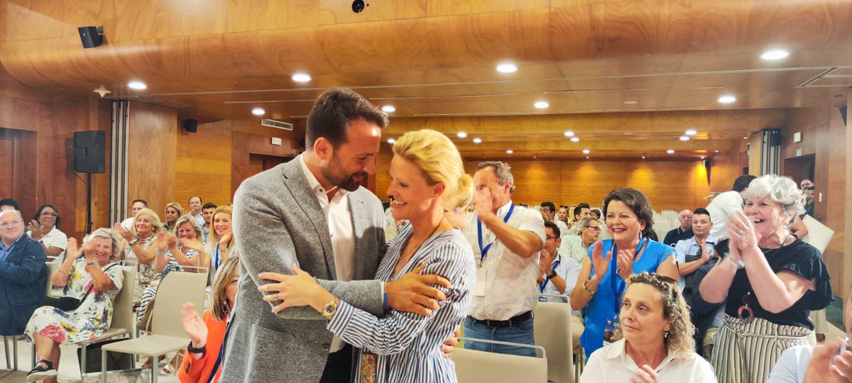 PP_Asturias's tweet photo. ✅ Enhorabuena a @steffrs9, nueva presidenta del @PPopularAviles.

🗣️ @AlvaroQueipo, en la clausura, hace un llamamiento a la unidad porque "juntos somos el doble de fuertes y somos capaces de ganar la Alcaldía en Avilés y de cambiar el rumbo de #Asturias en 2027". https://t.co/SEweOGurK0