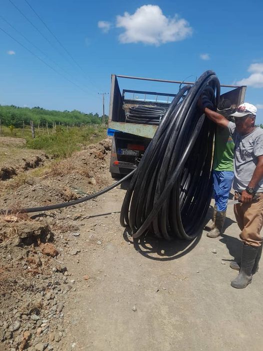 La Brigada de Mantenimiento  de la UEB Acueducto Minas trabando en el Consejo Popular de Redención en la ampliación de redes, un compromiso cumplido  de los hidráulicos llevando el preciado liquido.