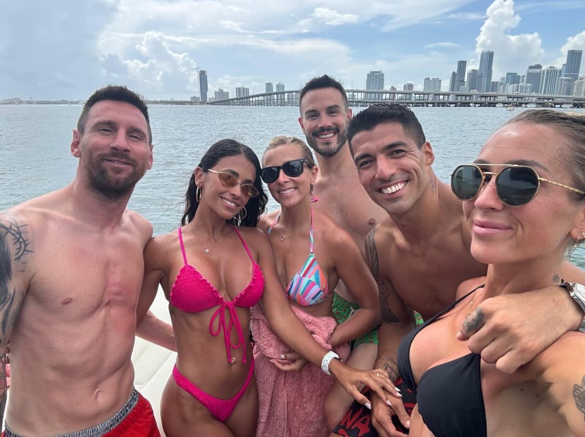 TrollFootball's tweet photo. Suarez and Antonela doing an Icardi and Wanda https://t.co/7mwAJKNsG8