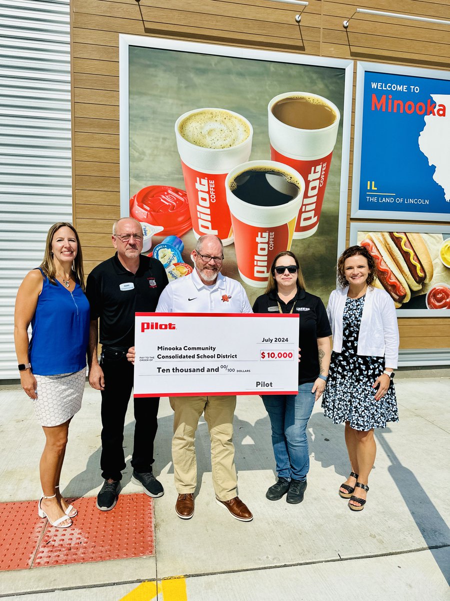 MCHSDistrict111's tweet photo. We are grateful for the $5,000 generous donation from @PilotFlyingJ to each MCHS District 111 and @Minooka201. School leaders gathered at the Pilot on Ridge Road in Minooka to receive the check. These funds will provide equipment for the MCHS small engines class. https://t.co/3mbGwt3LHv