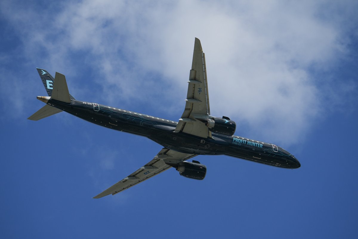 embraer's tweet photo. The world’s most sustainable single-aisle aircraft is taking off at Farnborough. Watch the E195-E2 #TechEagle, the quietest aircraft in the single-aisle category, gain the skies in England.
#WeAreEmbraer #EmbraerStories #EmbraerAtFIA2024 #FIA2024 https://t.co/TJNstMN1yD