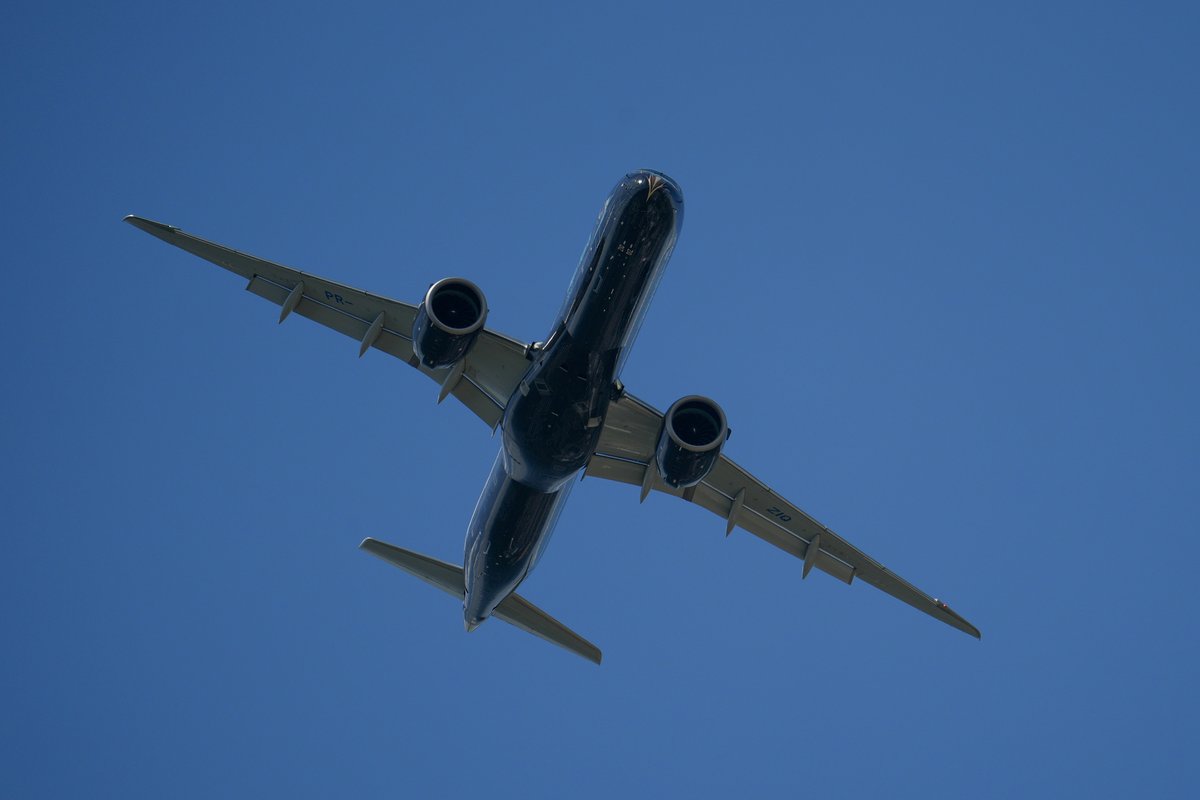 embraer's tweet photo. The world’s most sustainable single-aisle aircraft is taking off at Farnborough. Watch the E195-E2 #TechEagle, the quietest aircraft in the single-aisle category, gain the skies in England.
#WeAreEmbraer #EmbraerStories #EmbraerAtFIA2024 #FIA2024 https://t.co/TJNstMN1yD