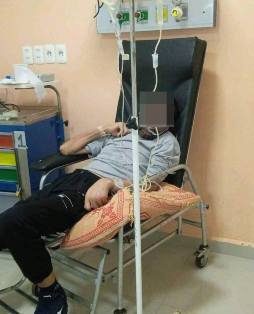 delpynews's tweet photo. ▶️ DESGARRADOR | ​​​​​​​​​​​​💔​

Víctor estuvo dos días buscando cama y no resistió en su lucha contra el cáncer.😭

El hombre estaba en un sillón en el Hospital Regional de CDE, donde le dijeron que no había sitio para él.🤦‍♂️

Murió con 37 años, implorando por una atención digna.😖

Vía: Extra