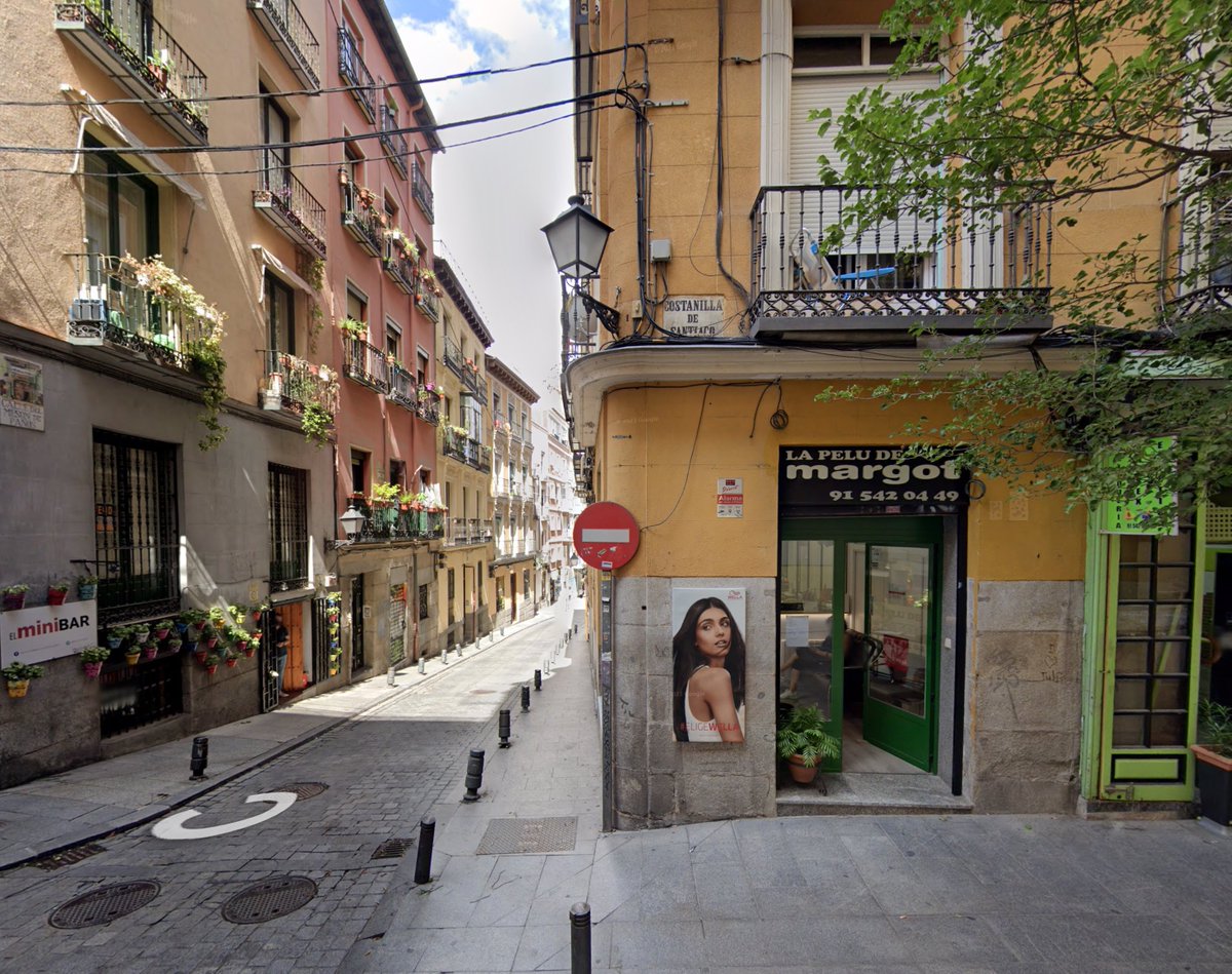 giraldeo's tweet image. La peluquería del barrio se va, y es sustituida por un negocio de casilleros por horas para turistas. Sin trabajadores. Vacío. 

La muerte de la ciudad para pasar a ser otra cosa.