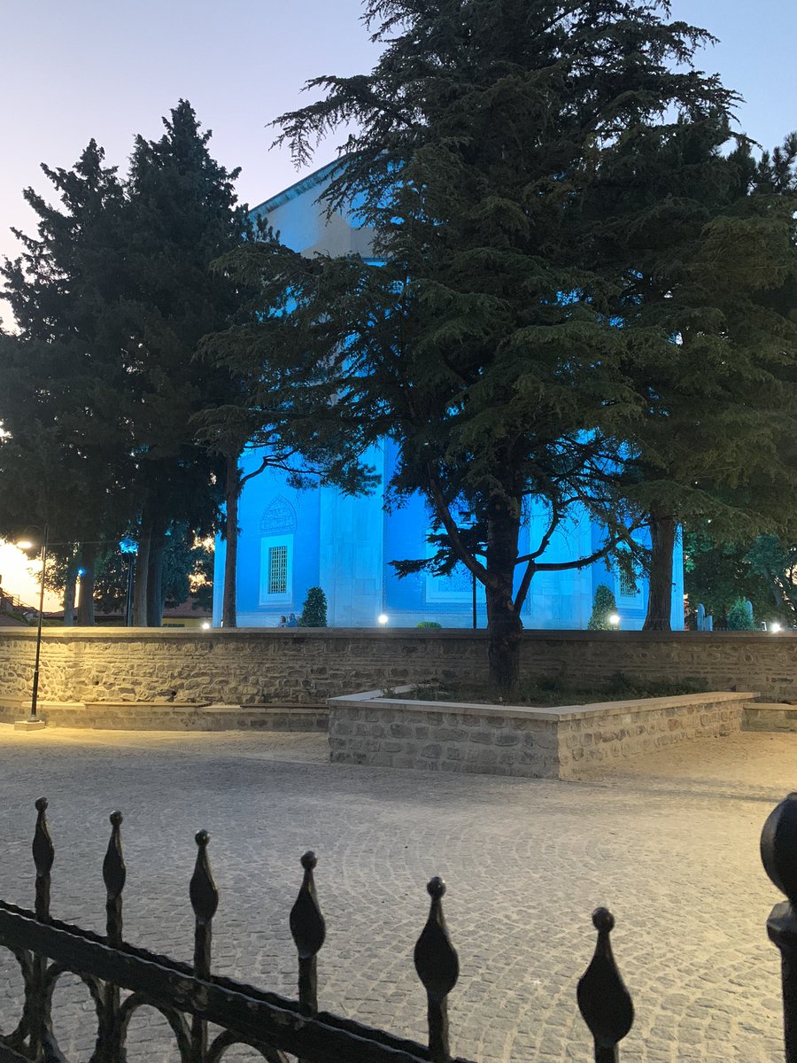 akifhayta_'s tweet photo. Uludağ İlahiyat Medeniyetimizin kurucu şehrinin kalbidir. Kadim geleneğimizin çok boyutlu tahsili ve geleceğe dönük ufkuyla siz gençleri bekliyor. Her biri dağ gibi hocaları, harika mimarisi ve yemyeşil bahçeleriyle göz kamaştırıyor. Tabii kitap ve okuma atölyeleri sınırsız… https://t.co/7uT6TmNFop