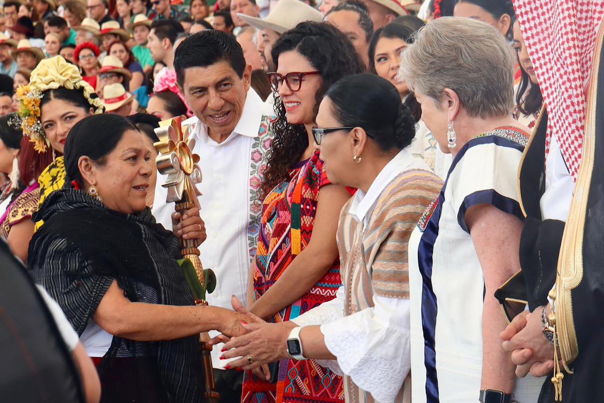rosaicela_'s tweet photo. Agradecemos la invitación del gobernador de #Oaxaca, @salomonj, al lunes de #Guelaguetza2024, donde las culturas originarias del estado muestran al mundo su legado ancestral. @LuisaAlcalde, @aliciabarcena, @alefrausto, @Letamaya 🇲🇽 https://t.co/3FG5k7iQ83