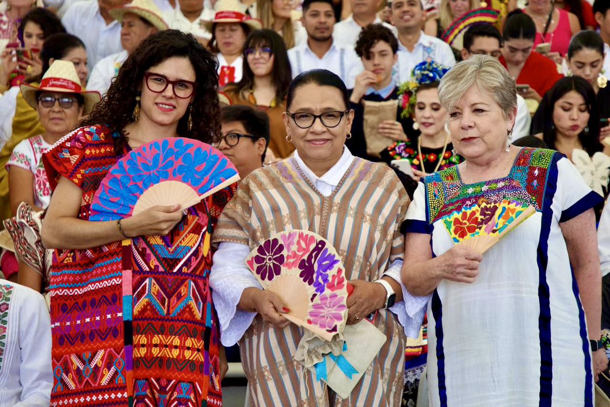 rosaicela_'s tweet photo. Agradecemos la invitación del gobernador de #Oaxaca, @salomonj, al lunes de #Guelaguetza2024, donde las culturas originarias del estado muestran al mundo su legado ancestral. @LuisaAlcalde, @aliciabarcena, @alefrausto, @Letamaya 🇲🇽 https://t.co/3FG5k7iQ83