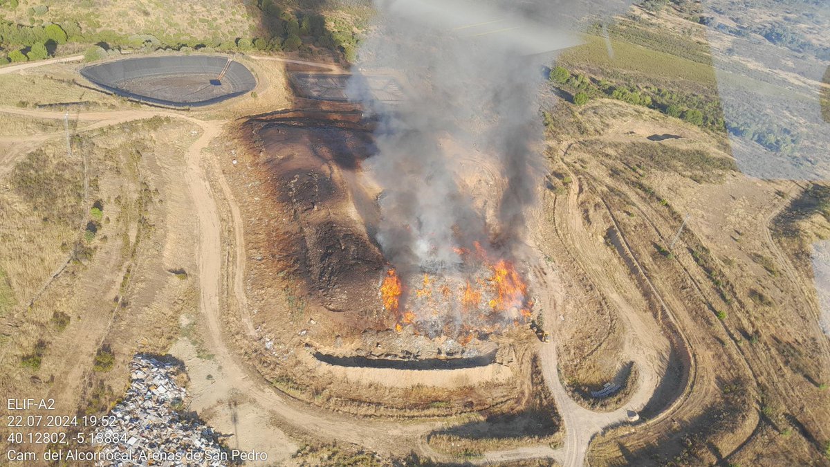naturalezacyl's tweet photo. Incendio en #ArenasdeSanPedro (Ávila) en Centro Tratamientos Residuos. Seguimiento en tiempo real desde #CPM y #CAM con las cámaras para detección y seguimiento con financiación #REACT, integradas en plataforma de seguimiento SINFO #INTERLUMES #INTERREG https://t.co/G0Ctp9IYao https://t.co/Il8E7toiM0