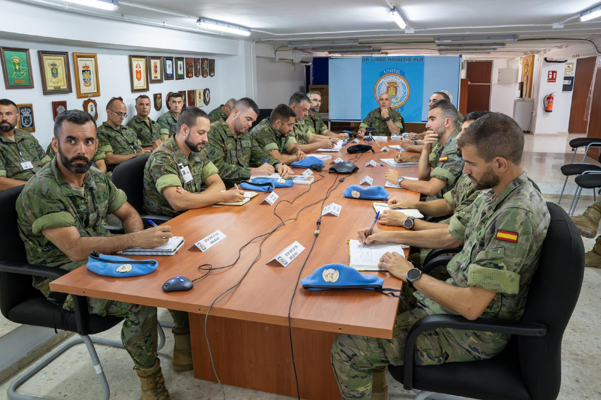 EjercitoTierra's tweet photo. ¡Buenas noches! Comienza la cuenta atrás para #BrigadaGuzmánelBueno. 
Los puestos clave 🗝️ del contingente #LHXLII @UNIFIL_ parten hacia #Líbano 🇱🇧 para reconocimiento previo y obtener información directa de la situación, antes del despliegue en noviembre. #SomostuEjército 🇪🇸 https://t.co/RkmUCFvelq