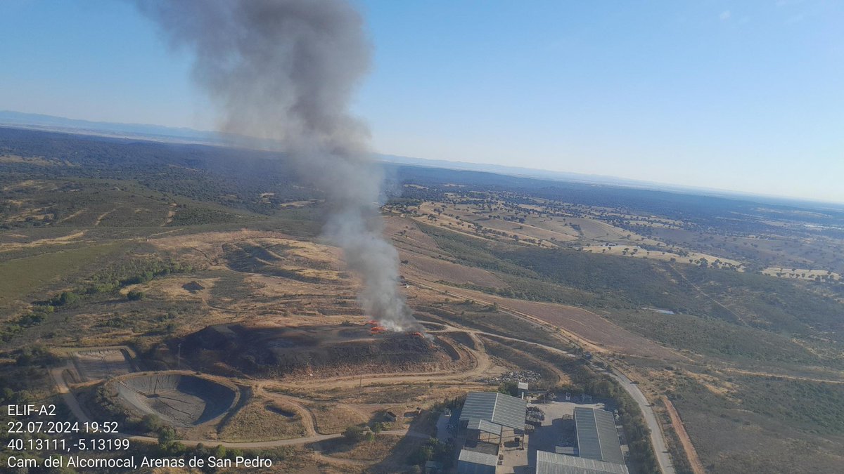 naturalezacyl's tweet photo. Incendio en #ArenasdeSanPedro (Ávila) en Centro Tratamientos Residuos. Seguimiento en tiempo real desde #CPM y #CAM con las cámaras para detección y seguimiento con financiación #REACT, integradas en plataforma de seguimiento SINFO #INTERLUMES #INTERREG https://t.co/G0Ctp9IYao https://t.co/Il8E7toiM0