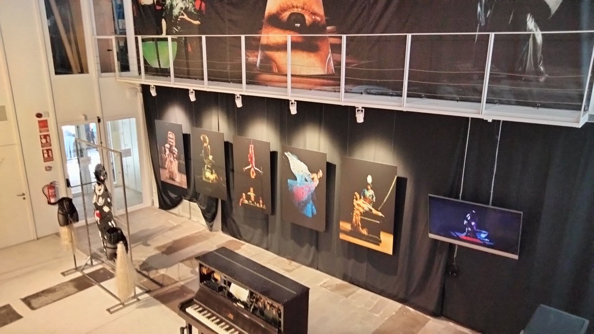 MontseFerrerFig's tweet photo. Descobrint '#CarlesSantos. I ara, què?' en el darrer dia  (21/7) de l'exposició  de la @fundaciobrossa. 
Fins el 13/10 es pot veure al Museu de la #Música l'altra mostra sobre el gran autor valencià del cicle #PrimaveraSantos

1 https://t.co/n19EekInq1
2 https://t.co/L1Z05hAAdo https://t.co/e55ov8F41U