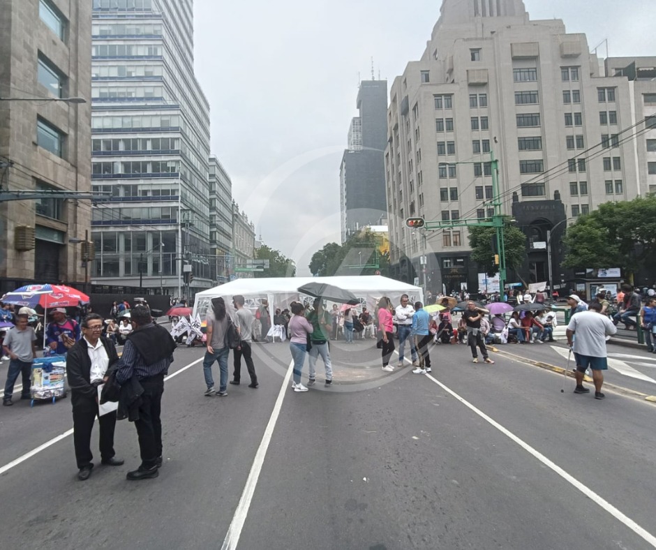 canal6tv's tweet photo. 📌Integrantes de la Organización Nacional del Poder Popular (#ONPP), realizan plantón provisional en Eje Central Lázaro Cárdenas, #CDMX exigen transparencia en los recursos para vivienda, mayor presupuesto para compra de suelo y término de obras y expropiación de predios. https://t.co/8HKyh3Cint
