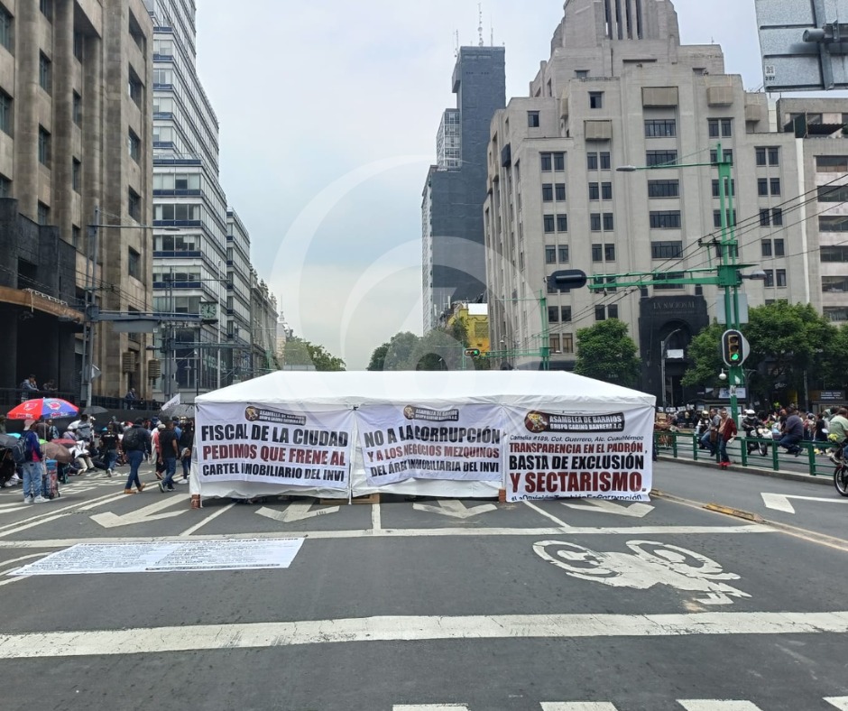canal6tv's tweet photo. 📌Integrantes de la Organización Nacional del Poder Popular (#ONPP), realizan plantón provisional en Eje Central Lázaro Cárdenas, #CDMX exigen transparencia en los recursos para vivienda, mayor presupuesto para compra de suelo y término de obras y expropiación de predios. https://t.co/8HKyh3Cint