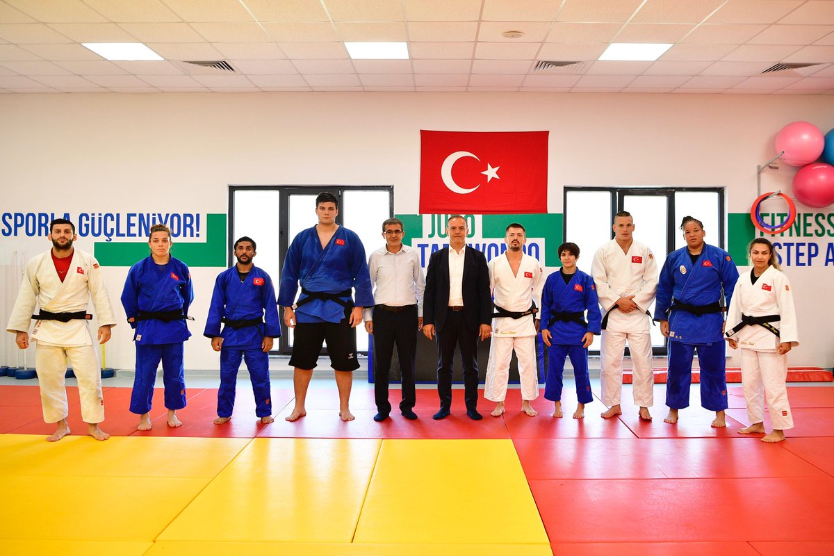 PARİS 2024 Yaz olimpiyatları için Judo  Milli Takımımız 8 sporcuyla birlikte  katılacağı olimpiyat oyunları öncesi son antrenmanını Sancaktepe belediyesi JUDO Salonunda yaptı.
Olimpik judo takımına ve Sancaktepe  Belediyesi  Judo antrenörümüz Onur Akgüne  PARİS  2024 yaz