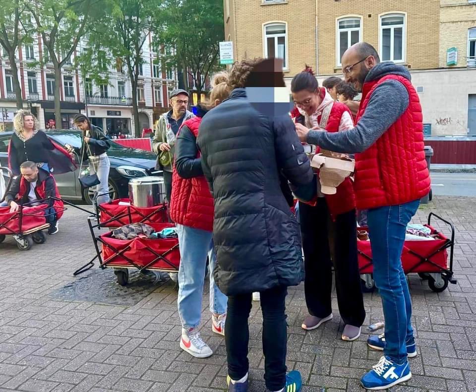ElhossainAms's tweet photo. ❤️ Pourquoi s'engager dans le bénévolat ?
En plus d'être une expérience gratifiante et enrichissante, le bénévolat ou le simple fait d'aider une personne dans le besoin nous offre une perspective différente sur le monde qui nous entoure.

🌟 Nous laissons une empreinte positive! https://t.co/q3TVGrvUzF