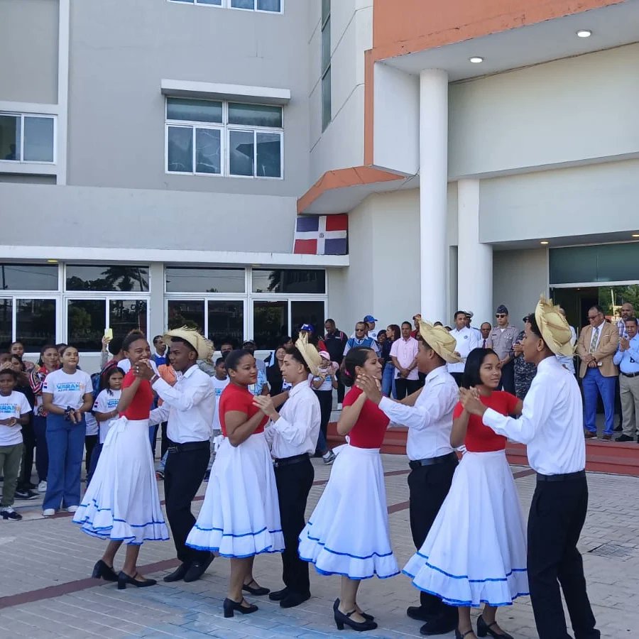 Dpcomunitaria's tweet photo. En apoyo a la comunidad.
Director de la Policía Comunitaria, coronel Pascual Cruz Méndez, participa activamente en el lanzamiento del campamento de verano auspiciado por la Alcaldía de S.D.E https://t.co/eG72Su4rg1